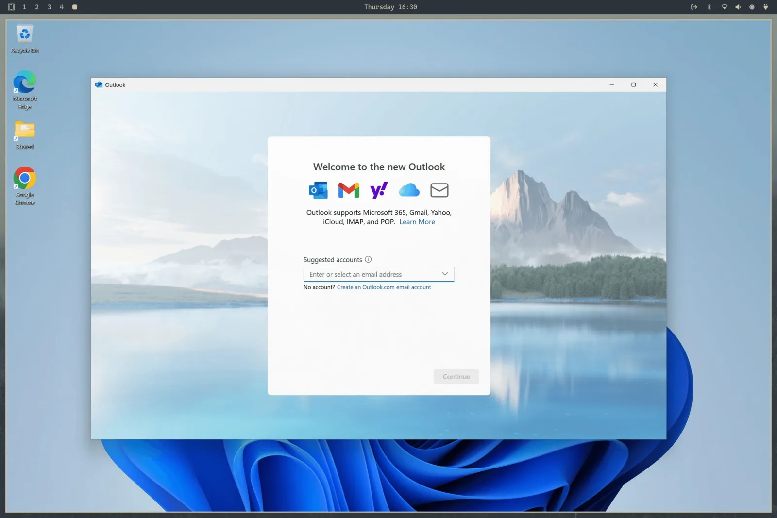 Windows 11-en futó Outlook az Omarchyn belül, felette az Omarchy asztali sávja